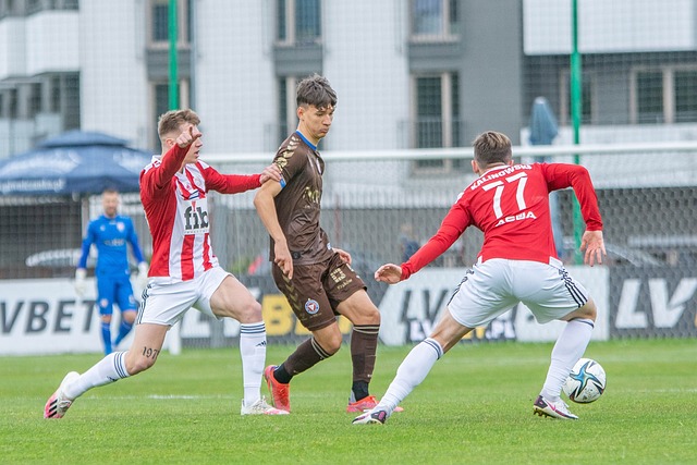 图片报：曼联、曼城&阿森纳在关注法兰克福后卫纳撒尼尔-布朗